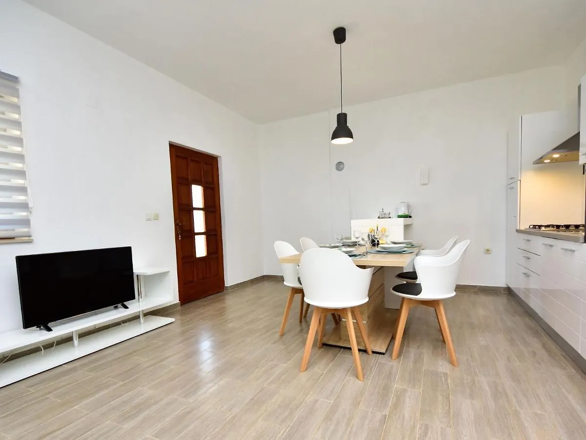 Lovely Apartment In Kru Evo With Barbecue Kruševo