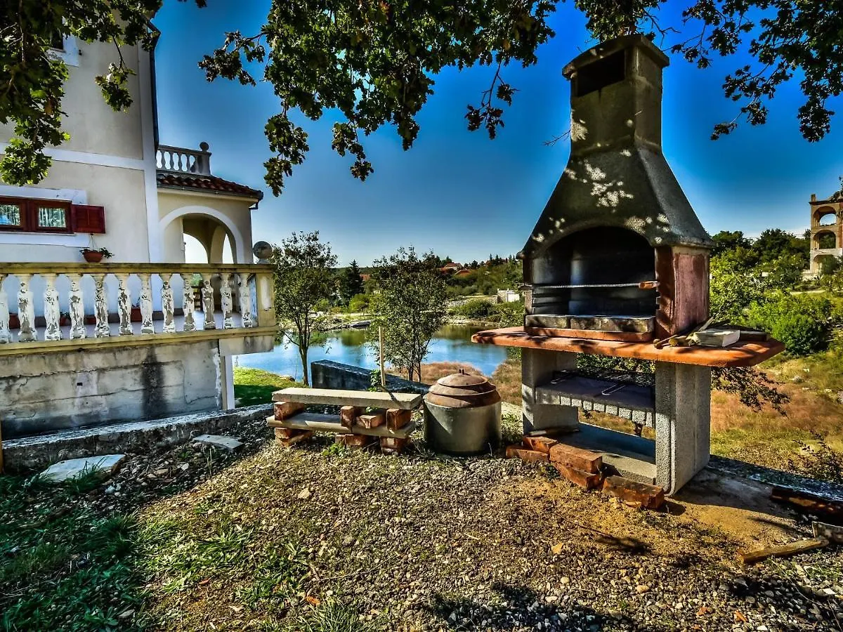 Lovely Apartment In Kru Evo With Barbecue Kruševo